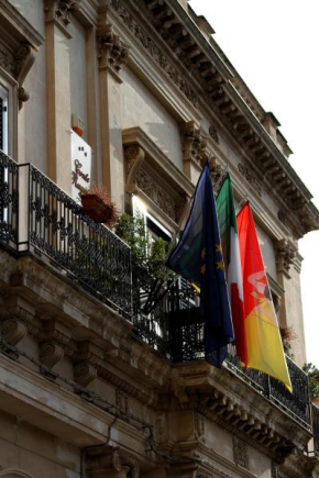 Отель B&B Conte Ruggero  Счильи
